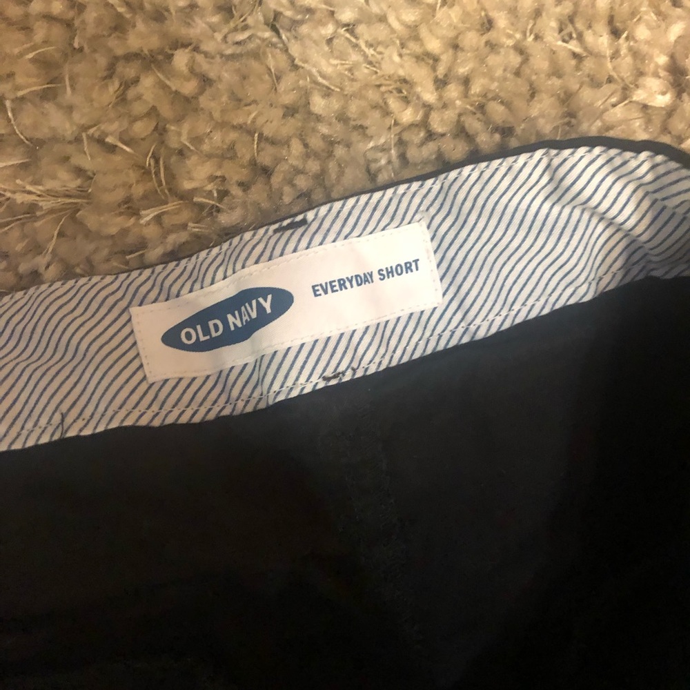Old navy 3.5” inseam shorts in black - Picture 3 of 4